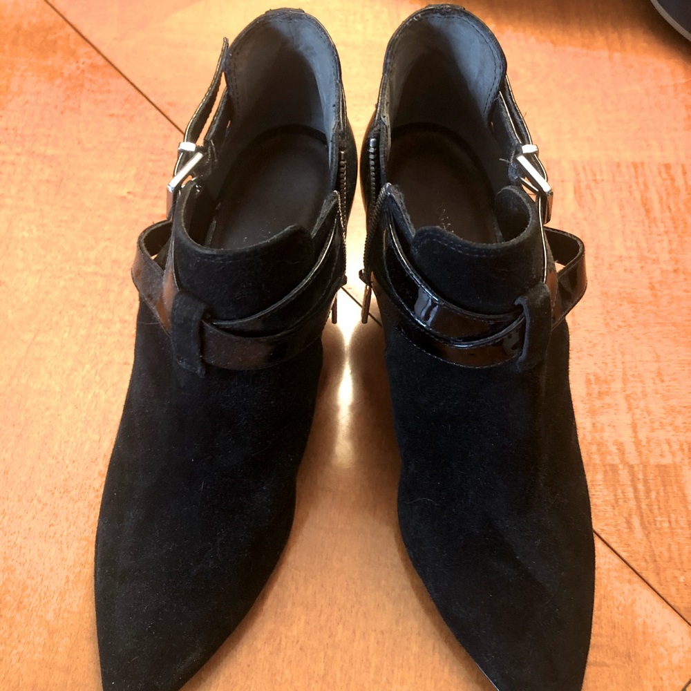 Beautiful Donald Pliner side zip booties.